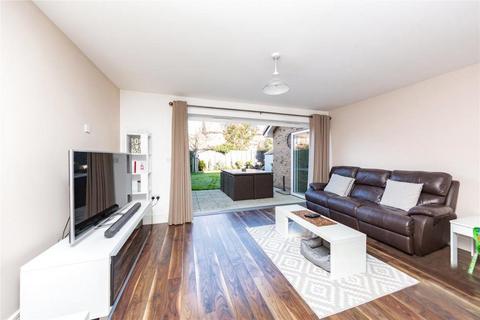 3 bedroom semi-detached house to rent, Tamworth Drive, Wickford, Essex