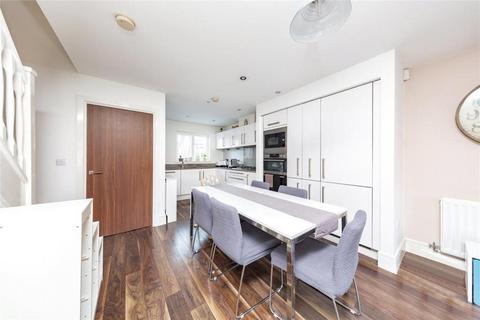 3 bedroom semi-detached house to rent, Tamworth Drive, Wickford, Essex