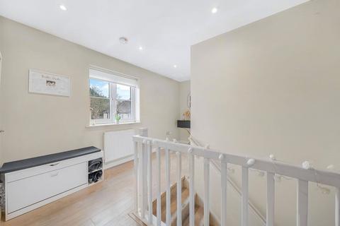35 Wright Close, Bushey, WD23 2FH