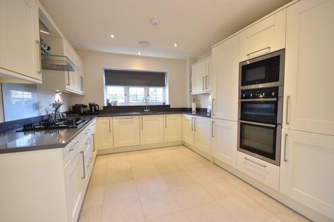 4 Baker Drive, Smallfield, Horley, RH6 9FW