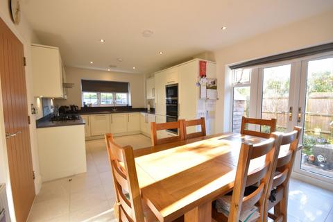 4 Baker Drive, Smallfield, Horley, RH6 9FW