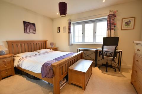 4 Baker Drive, Smallfield, Horley, RH6 9FW