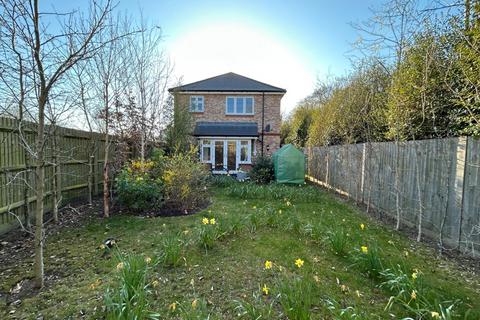 4 Baker Drive, Smallfield, Horley, RH6 9FW