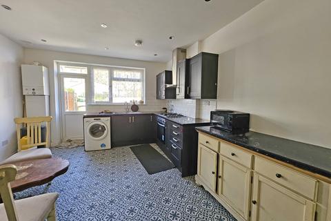 4 bedroom terraced house to rent, Coronation Road, London, E13