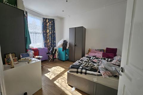 4 bedroom terraced house to rent, Coronation Road, London, E13