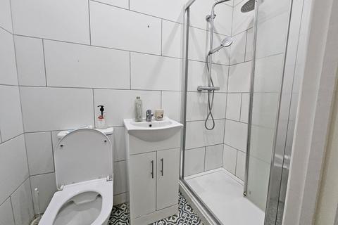 4 bedroom terraced house to rent, Coronation Road, London, E13