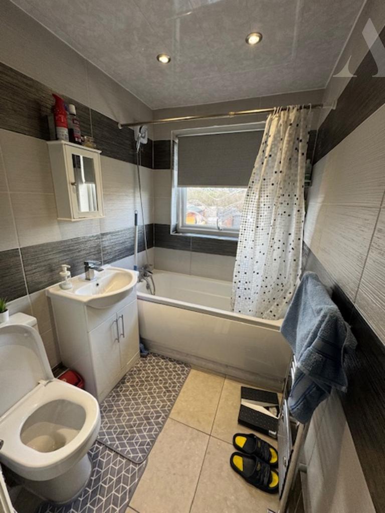 76 Glenpark Road bathroom