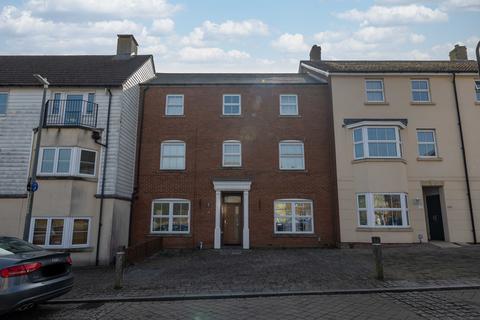 6 bedroom terraced house for sale