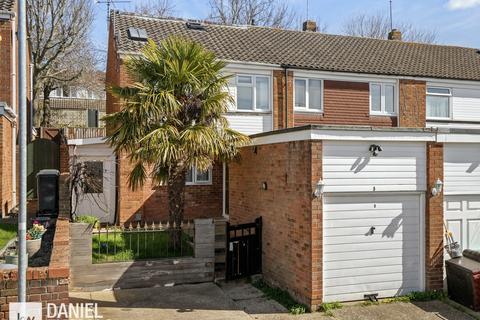 8 Pinnacles, Waltham Abbey, EN9 1TG