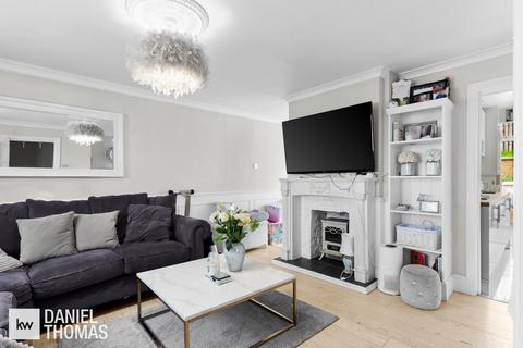 8 Pinnacles, Waltham Abbey, EN9 1TG