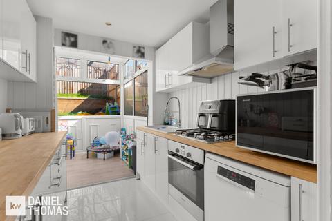 8 Pinnacles, Waltham Abbey, EN9 1TG
