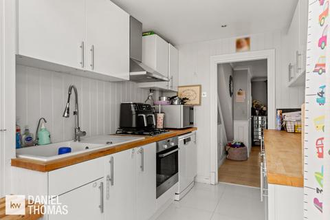 8 Pinnacles, Waltham Abbey, EN9 1TG
