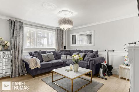 8 Pinnacles, Waltham Abbey, EN9 1TG