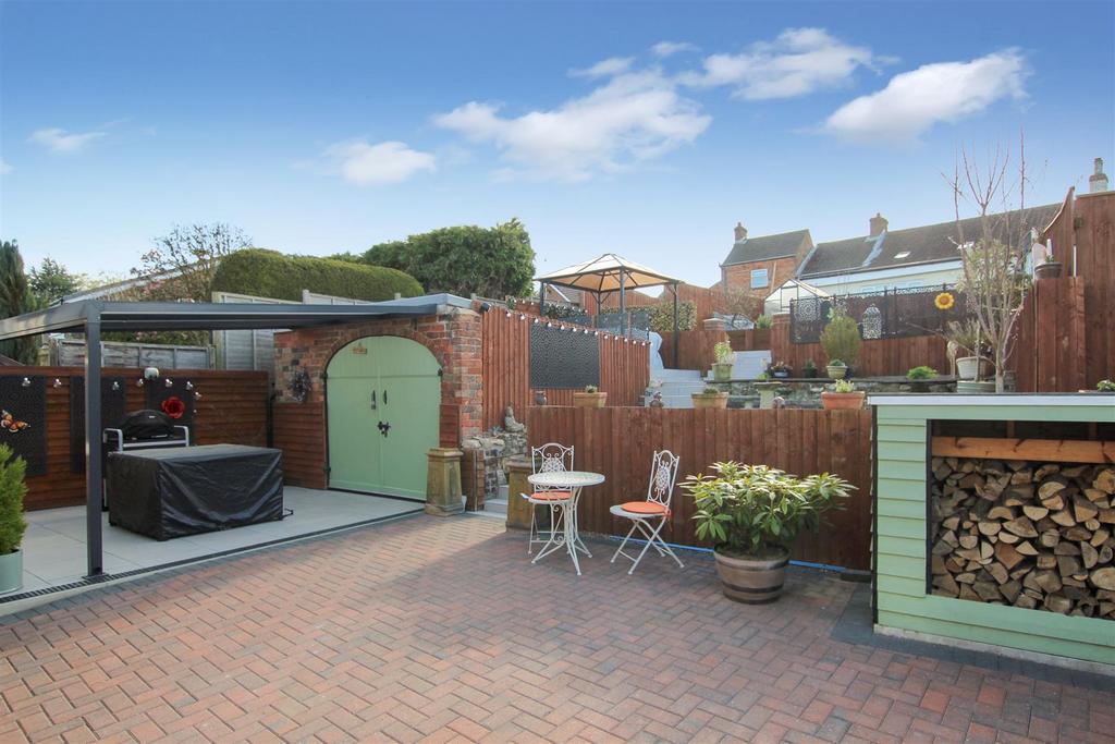 Ptio &amp; Outdoor Dining Area.JPG