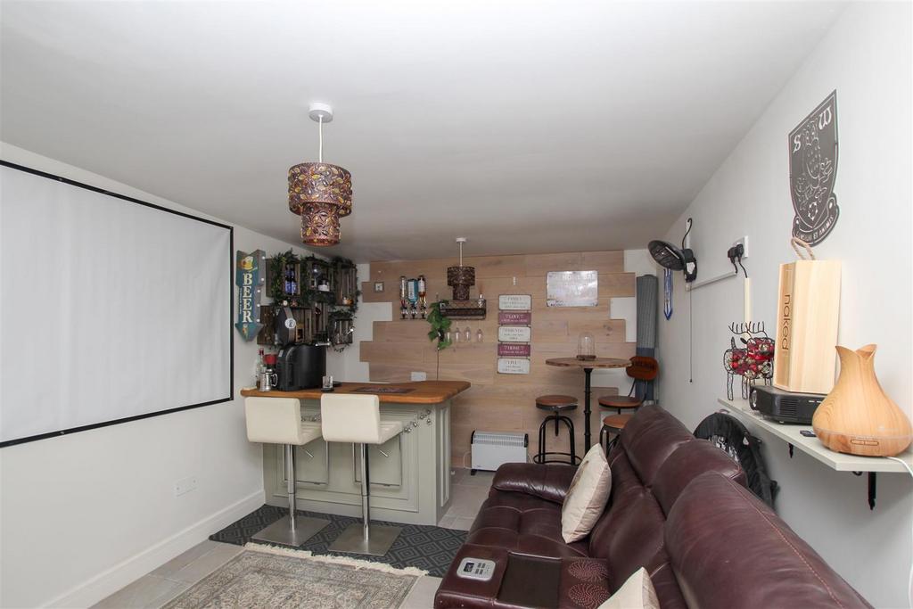 Outbuilding &amp; Bar - b.JPG