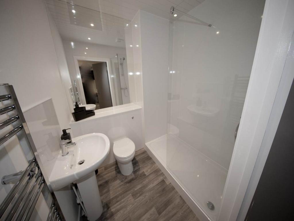 22, Shower Room