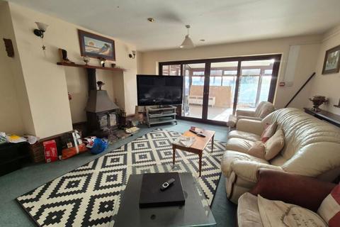 6 bedroom house of multiple occupation for sale, Kings Road, Alton, Hampshire, GU34 1PZ