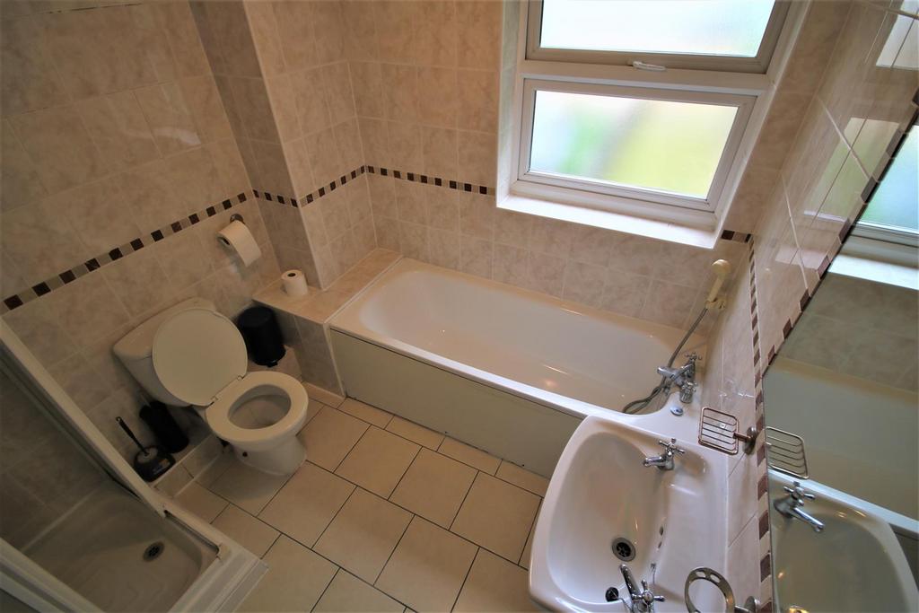 Family Bathroom b.JPG
