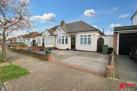 2 bedroom semi-detached bungalow to rent, Heather Gardens, Romford, RM1