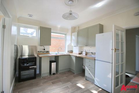 2 bedroom semi-detached bungalow to rent, Heather Gardens, Romford, RM1