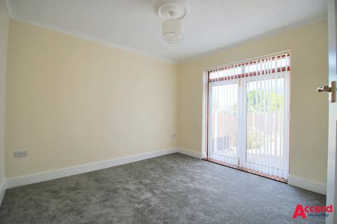 2 bedroom semi-detached bungalow to rent, Heather Gardens, Romford, RM1