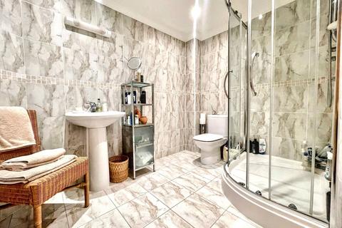 2 bedroom flat for sale, Alum Chine