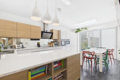 32 Borden Avenue, Enfield, EN1 2BY
