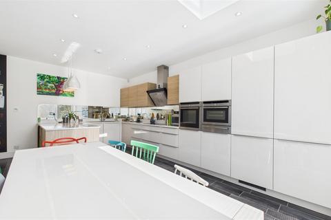 32 Borden Avenue, Enfield, EN1 2BY