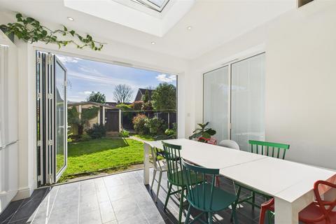32 Borden Avenue, Enfield, EN1 2BY