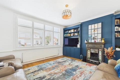 32 Borden Avenue, Enfield, EN1 2BY