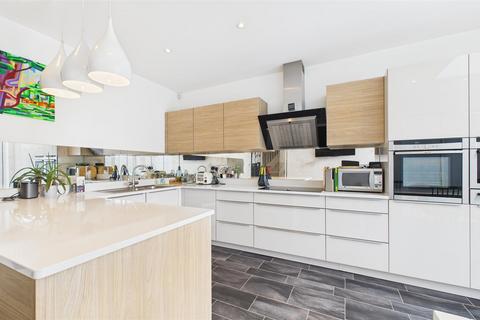 32 Borden Avenue, Enfield, EN1 2BY