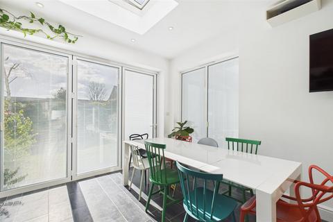 32 Borden Avenue, Enfield, EN1 2BY