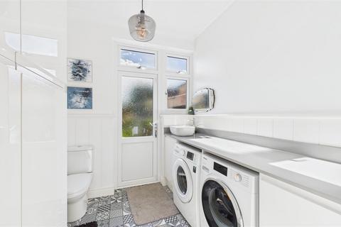 32 Borden Avenue, Enfield, EN1 2BY