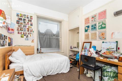 1 bedroom in a house share to rent, Bedford Square, Brighton