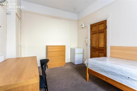 1 bedroom in a house share to rent, Bedford Square, Brighton