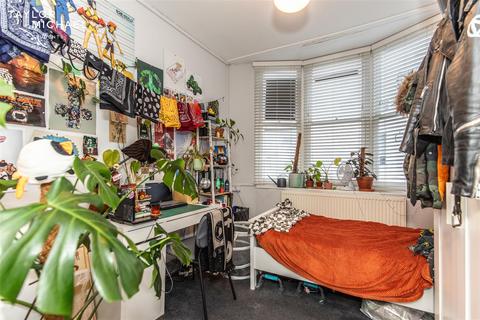 1 bedroom in a house share to rent, Bedford Square, Brighton