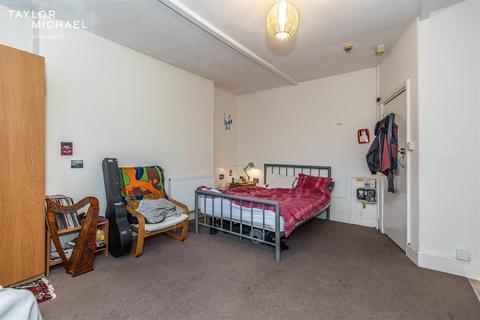 1 bedroom in a house share to rent, Bedford Square, Brighton