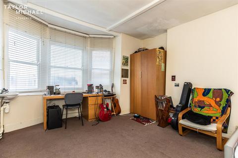 1 bedroom in a house share to rent, Bedford Square, Brighton