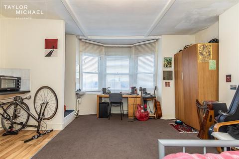 1 bedroom in a house share to rent, Bedford Square, Brighton