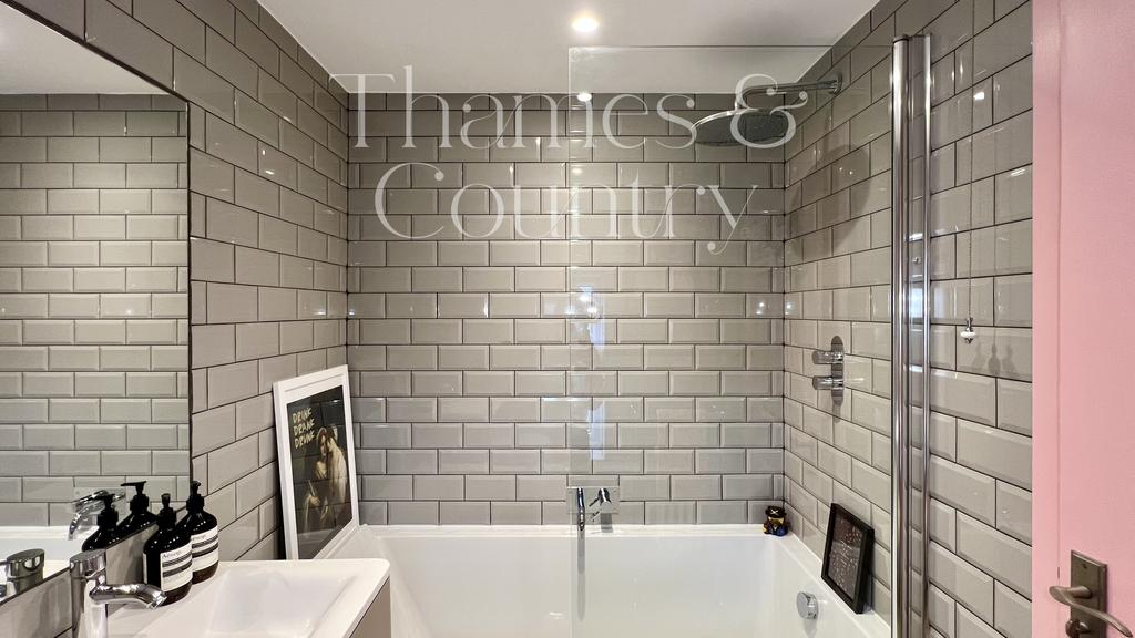 Family bathroom / shower over tub