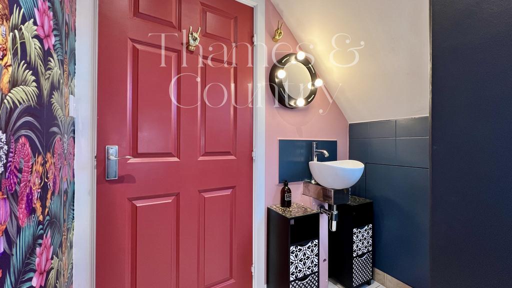 Second floor bathroom / En-suite