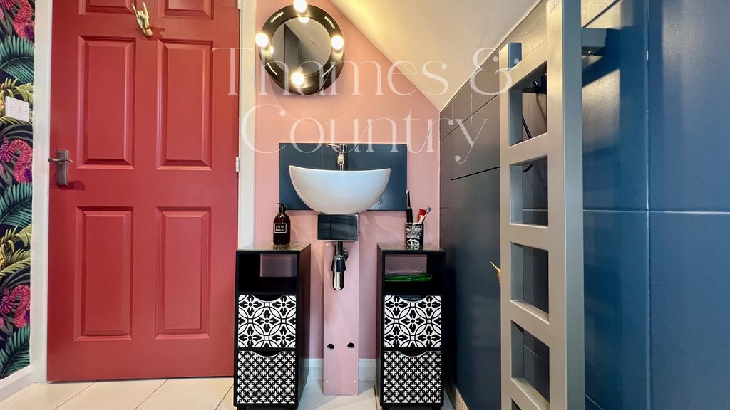Second floor bathroom / En-suite