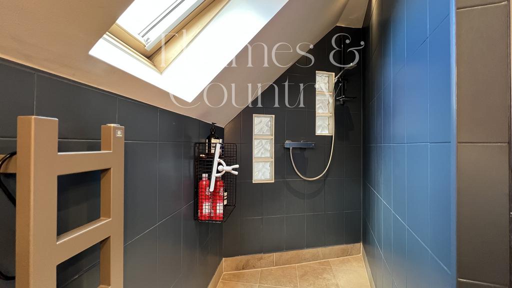 Second floor bathroom / En-suite