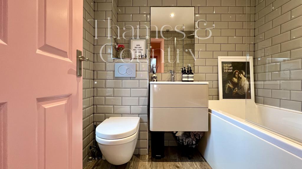 Family bathroom 1st floor
