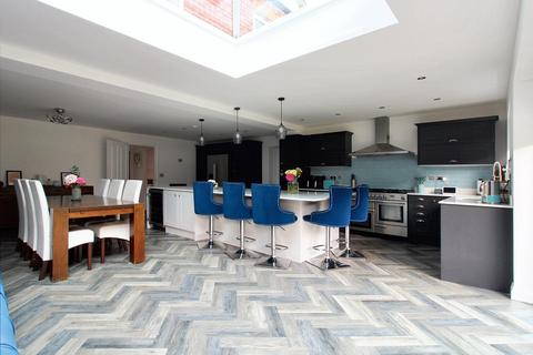 4 bedroom detached house for sale, Lyons Drive, Allesley, Coventry - EXTENDED WITH NO CHAIN