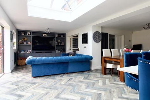 4 bedroom detached house for sale, Lyons Drive, Allesley, Coventry - EXTENDED WITH NO CHAIN