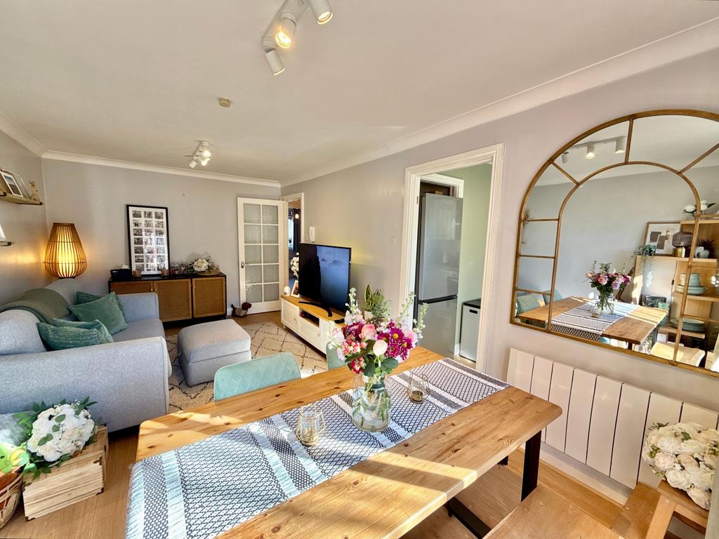 Lounge/Dining Area