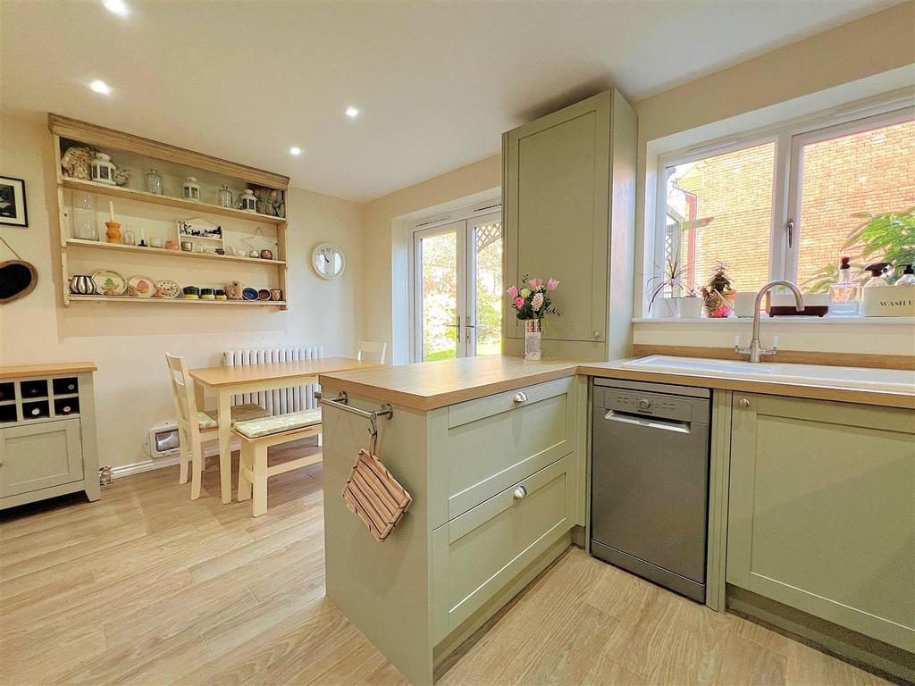 Kitchen dining.jpg