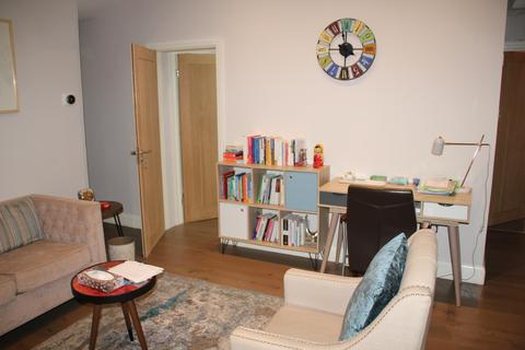 Shop to rent, Streatham High Road, London SW16