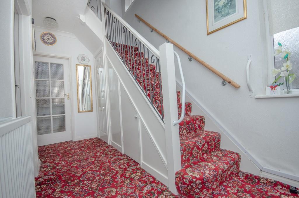 Entrance hall pic 2.jpg